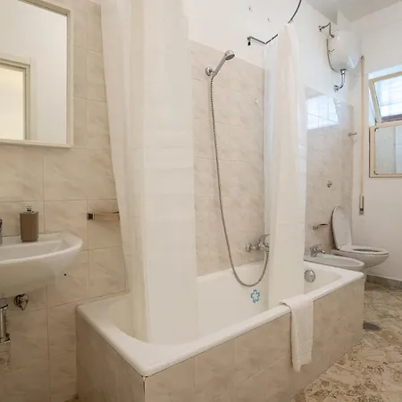 _ Cavour 156 & Savoia _ Гостевой дом Бари