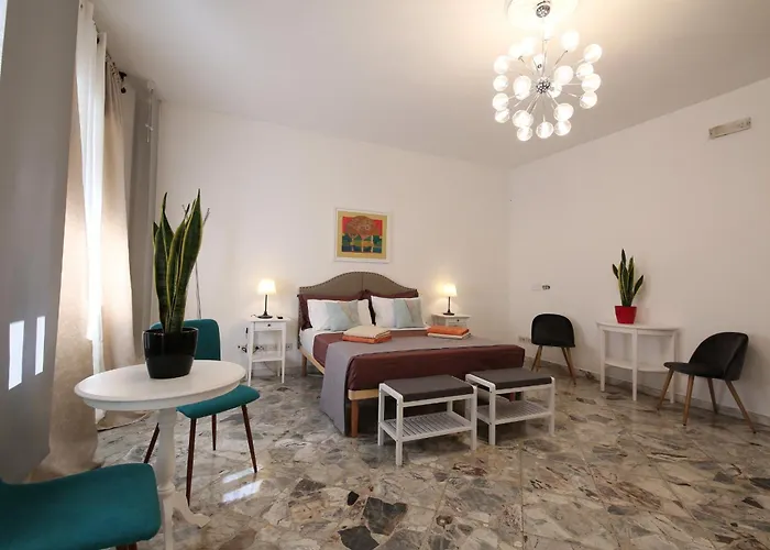 Affittacamere _ Cavour 156 & Savoia _ 3*