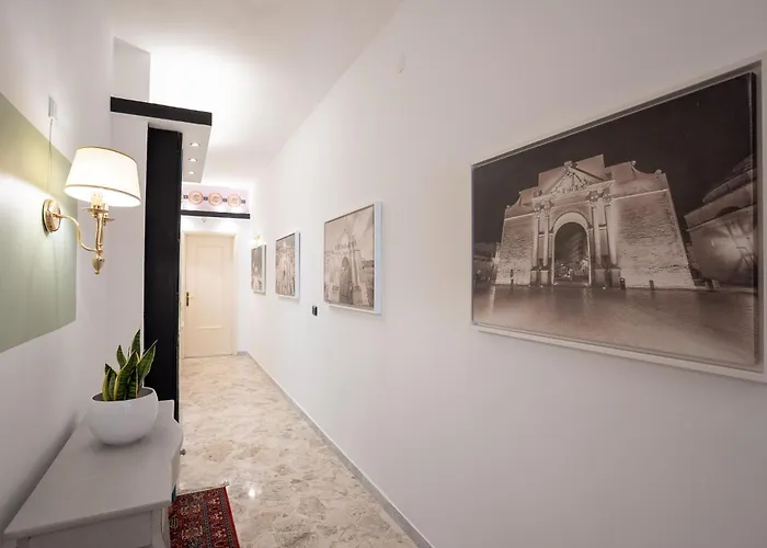 Affittacamere _ Cavour 156 & Savoia _ 3*